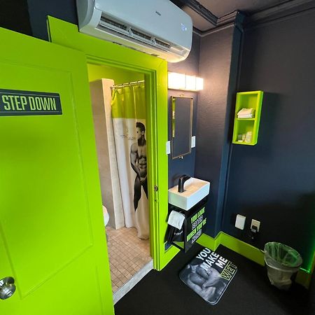Mari Jean Hotel - All Adults Welcome St. Petersburg Bagian luar foto